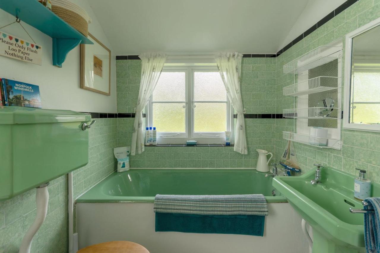 Adorable Two Bed Norfolk Broads Holiday Home - River Views With Moorings & Fishing Stalham Eksteriør bilde