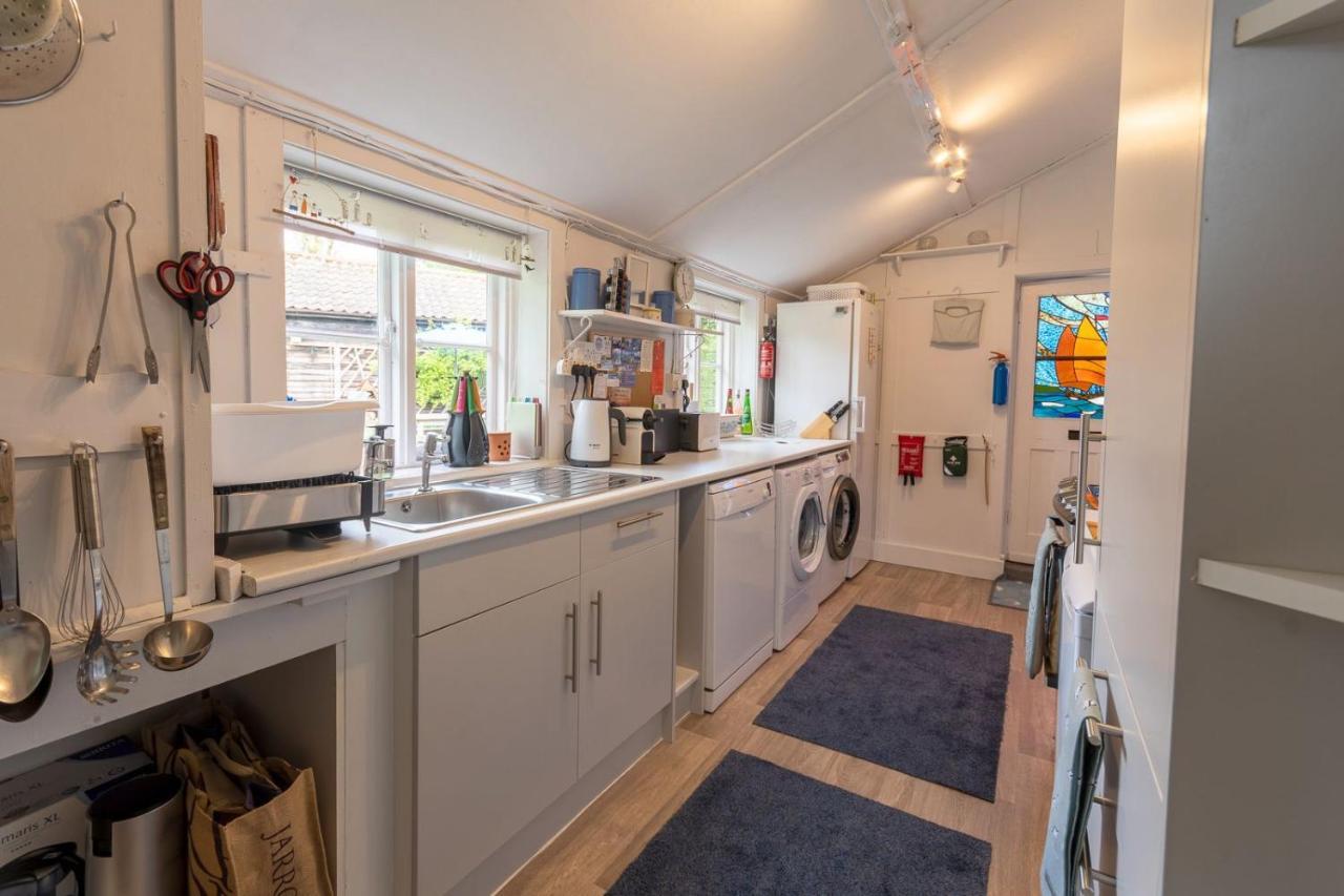 Adorable Two Bed Norfolk Broads Holiday Home - River Views With Moorings & Fishing Stalham Eksteriør bilde