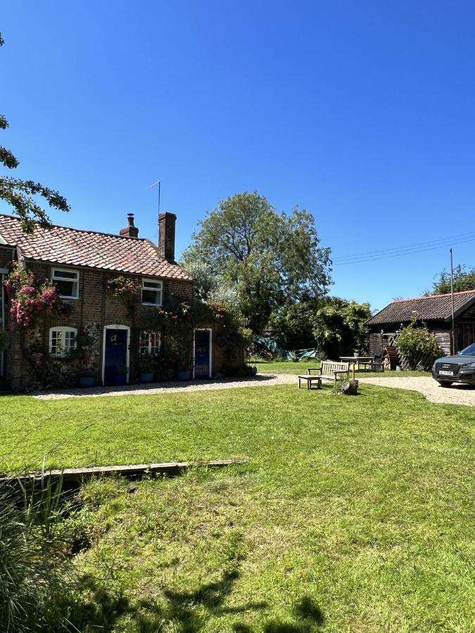 Adorable Two Bed Norfolk Broads Holiday Home - River Views With Moorings & Fishing Stalham Eksteriør bilde