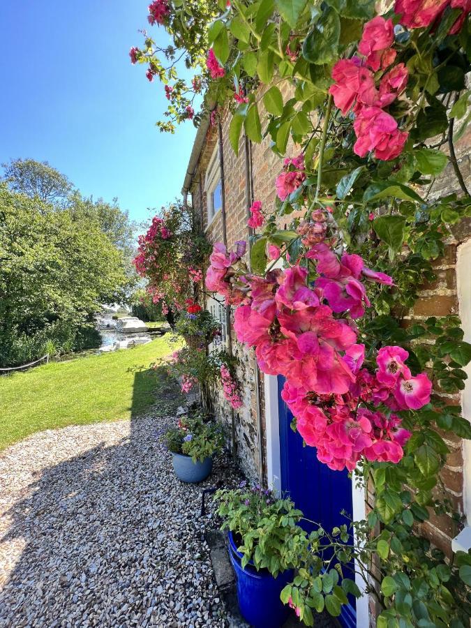 Adorable Two Bed Norfolk Broads Holiday Home - River Views With Moorings & Fishing Stalham Eksteriør bilde