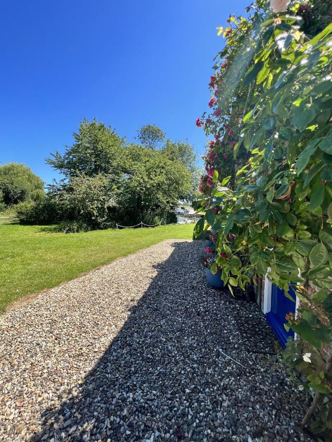 Adorable Two Bed Norfolk Broads Holiday Home - River Views With Moorings & Fishing Stalham Eksteriør bilde