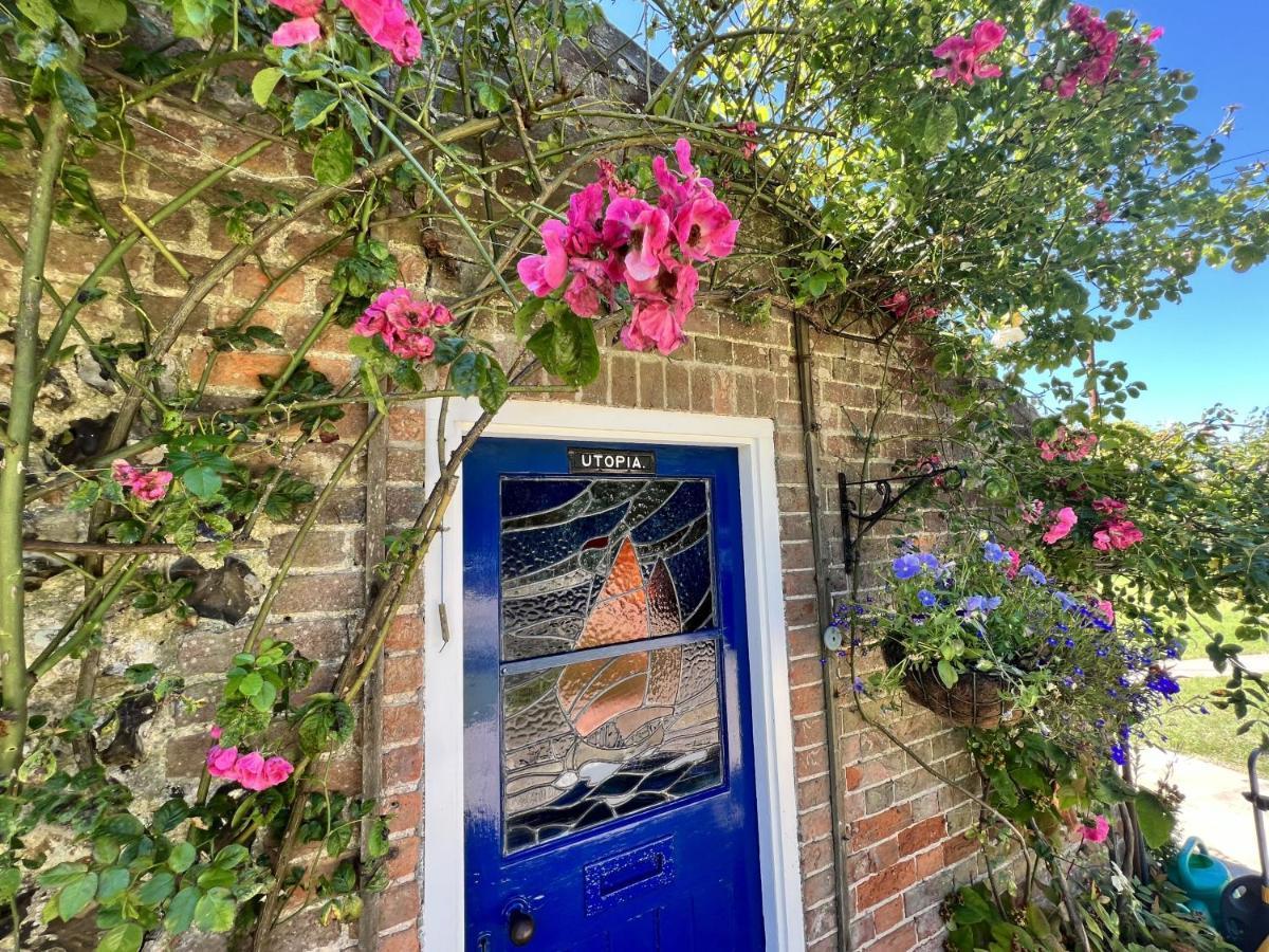 Adorable Two Bed Norfolk Broads Holiday Home - River Views With Moorings & Fishing Stalham Eksteriør bilde