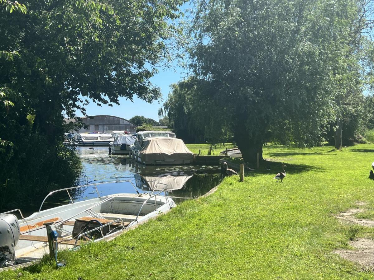 Adorable Two Bed Norfolk Broads Holiday Home - River Views With Moorings & Fishing Stalham Eksteriør bilde