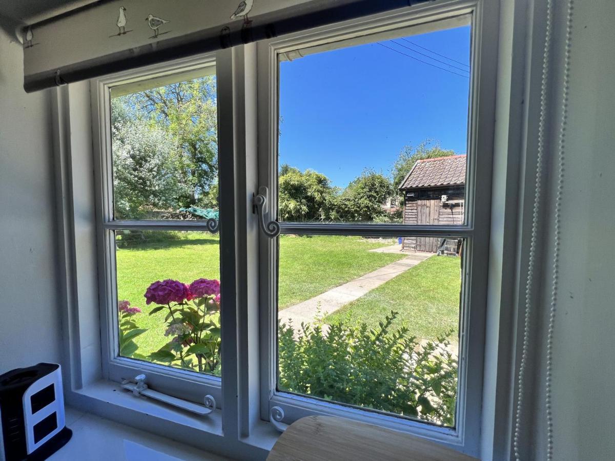 Adorable Two Bed Norfolk Broads Holiday Home - River Views With Moorings & Fishing Stalham Eksteriør bilde
