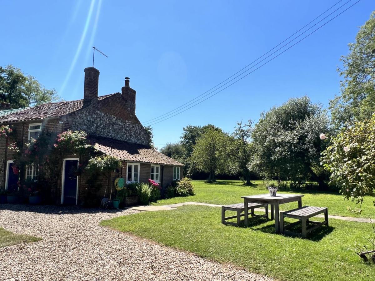 Adorable Two Bed Norfolk Broads Holiday Home - River Views With Moorings & Fishing Stalham Eksteriør bilde