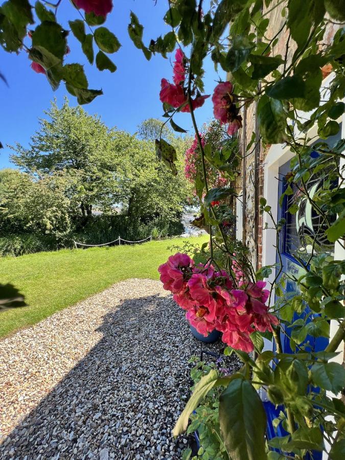 Adorable Two Bed Norfolk Broads Holiday Home - River Views With Moorings & Fishing Stalham Eksteriør bilde