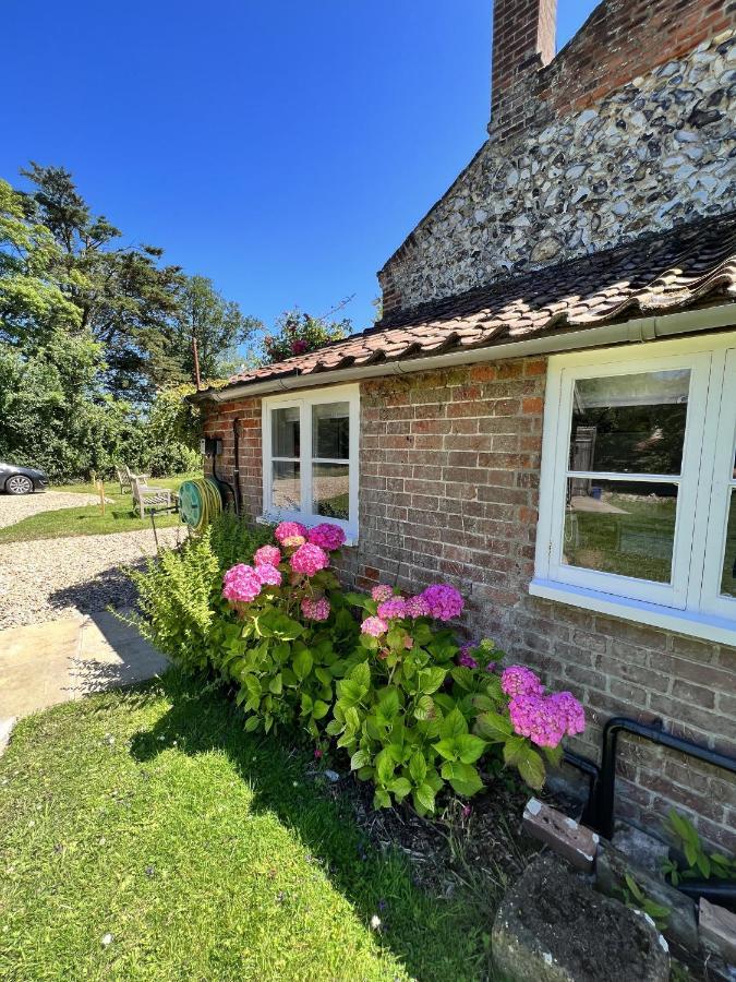 Adorable Two Bed Norfolk Broads Holiday Home - River Views With Moorings & Fishing Stalham Eksteriør bilde